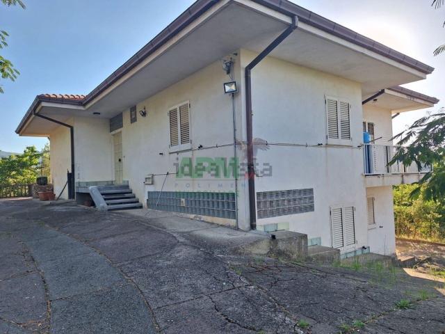 Case e ville in vendita di 220 m² in Strada Statale 19 delle Calabrie, 60