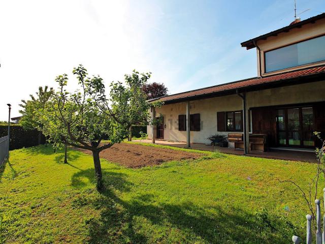 Case e ville in vendita di 221 m² in Via Dott. Luciano Schiavio, 2