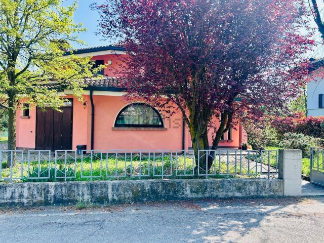 Case e ville in vendita di 221 m² in Via E. Morante, 3