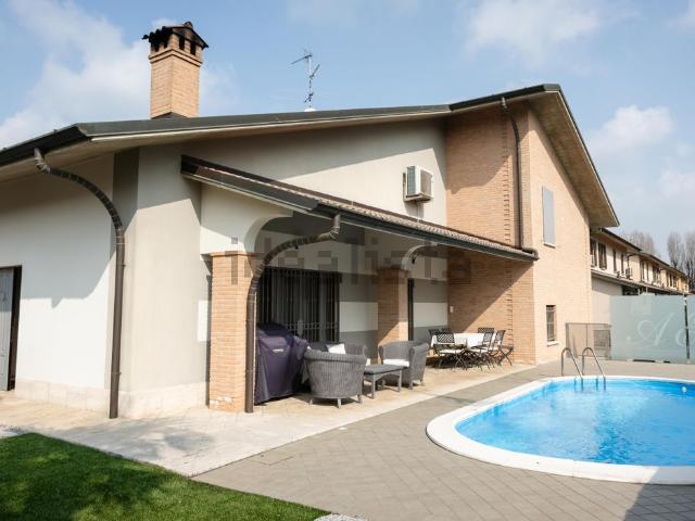 Case e ville in vendita di 221 m² in Via Moroncina, 4