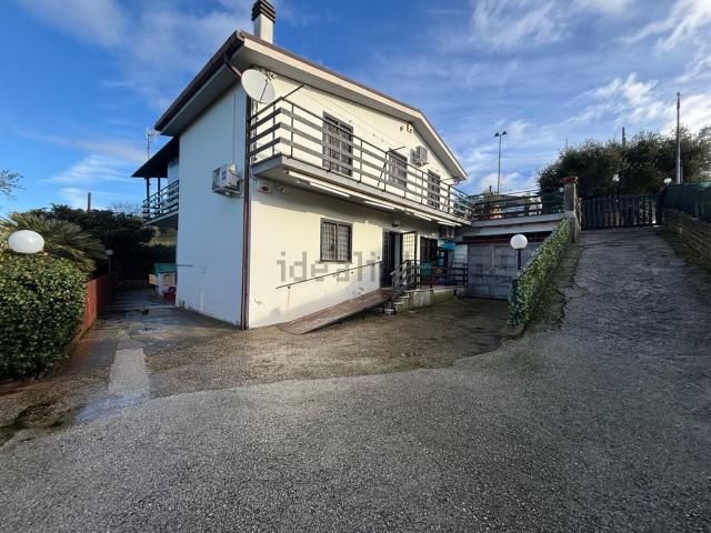 Case e ville in vendita di 221 m² in Via Vittorio Alfieri