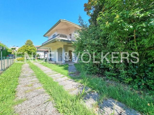 Case e ville in vendita di 221 m² in Via Vittorio Veneto, 10
