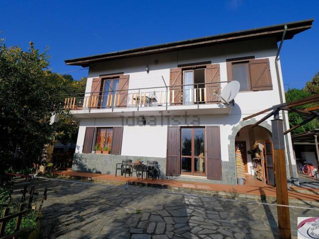 Case e ville in vendita di 221 m² in Località Contrada, 46