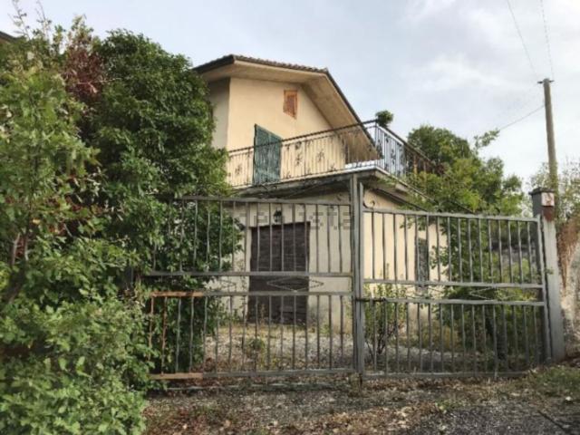 Case e ville in vendita di 222 m² in Via Giardino