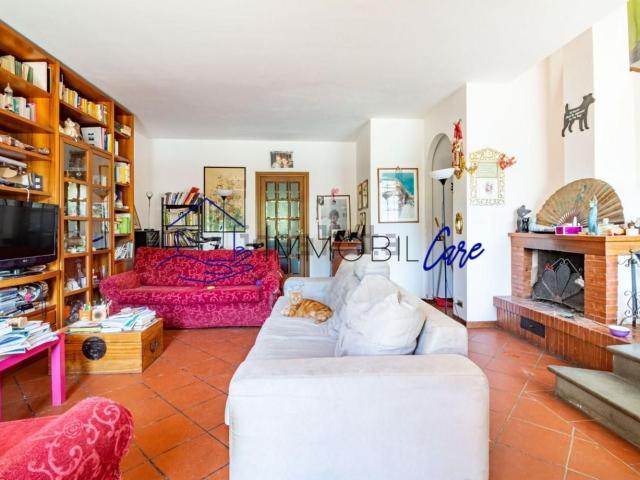 Case e ville in vendita di 222 m² in Via dei Mezzi