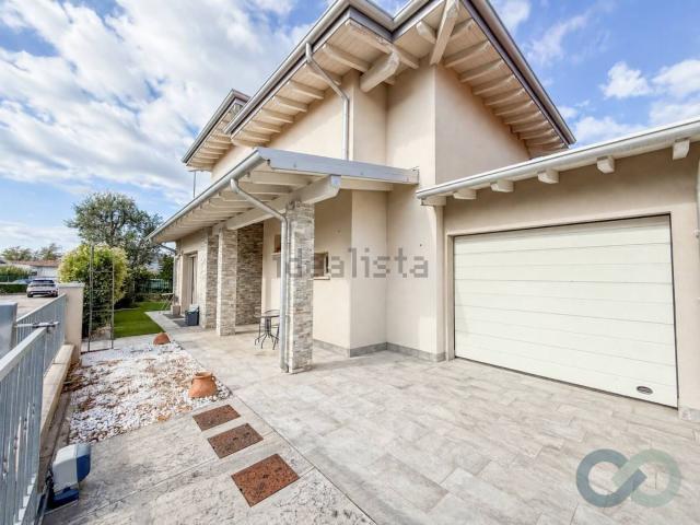 Case e ville in vendita di 222 m² in Via Fenil Nuovo Molini, 1