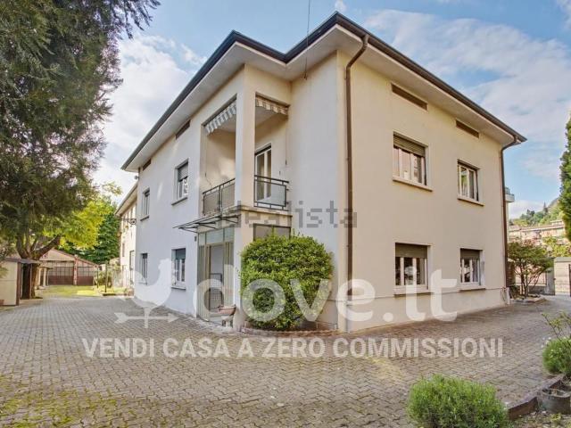 Case e ville in vendita di 222 m² in Via Martiri della Libertà, 26