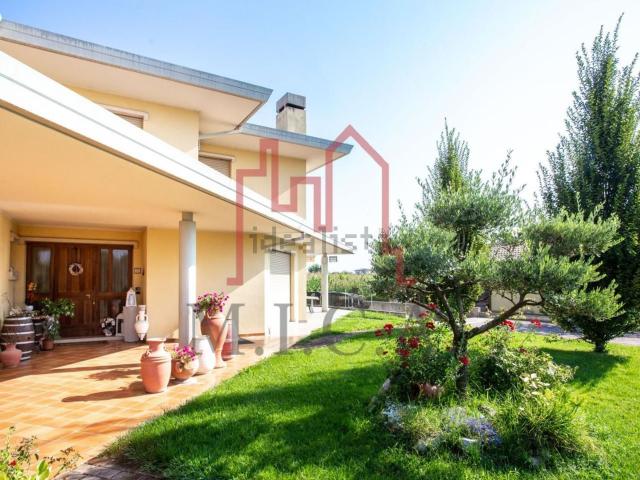 Case e ville in vendita di 222 m² in Via Ungheresca Sud