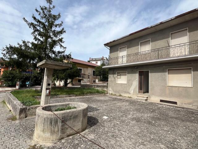 Case e ville in vendita di 222 m² in Via XXV Aprile