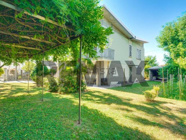 Case e ville in vendita di 223 m² in Via Cairate, 16