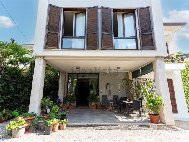 Case e ville in vendita di 223 m² in Via G. Da Cermenate, 4