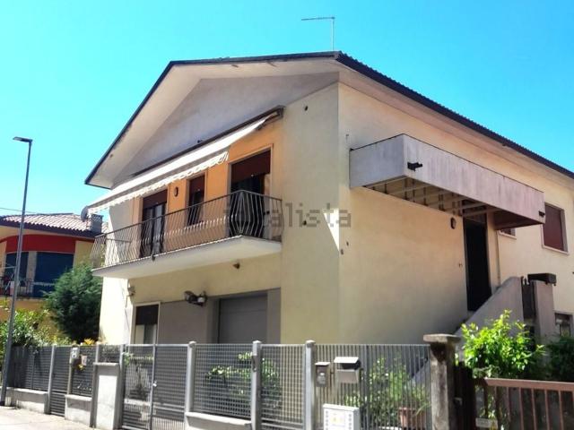 Case e ville in vendita di 223 m² in Via Giuseppe Parini
