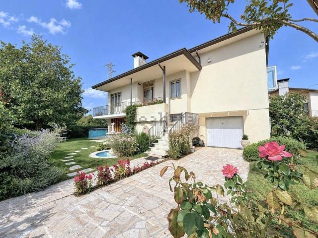 Case e ville in vendita di 223 m² in Via Giambattista Pergolesi, 1