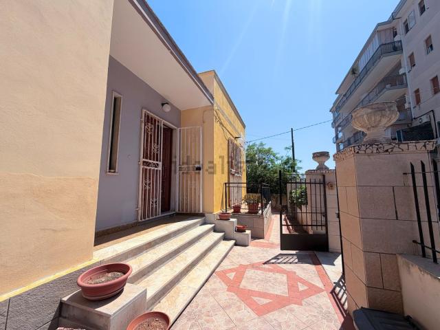 Case e ville in vendita di 223 m² in Via Francesco Mortellaro