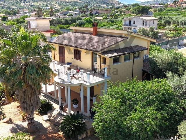 Case e ville in vendita di 223 m² in Via L. 29, 91