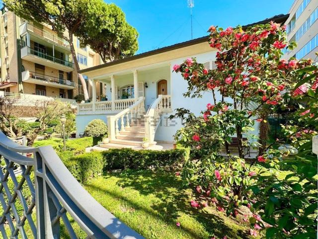 Case e ville in vendita di 223 m² in Viale Dandolo