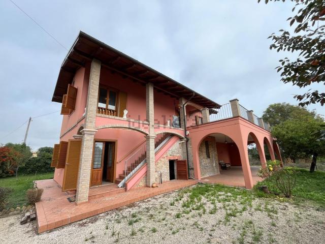Case e ville in vendita di 224 m² in Via Campocelletti, 16