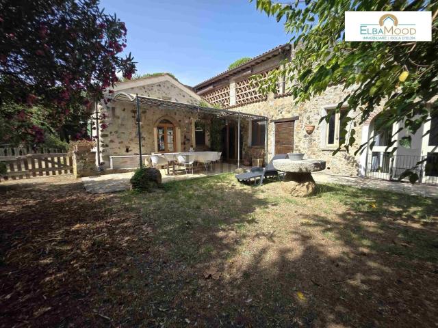 Case e ville in vendita di 224 m² in Via Capo ai Pini