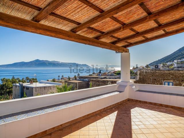 Case e ville in vendita di 224 m² in Via Belvedere