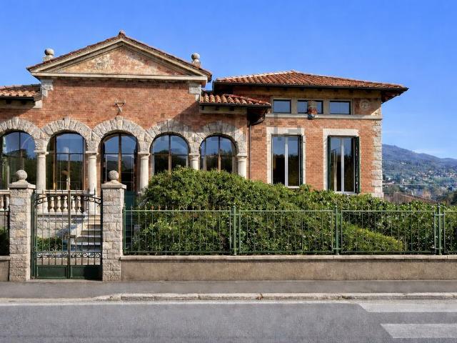 Case e ville in vendita di 224 m² in Via G. Mazzini, 37
