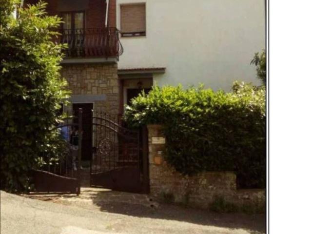 Case e ville in vendita di 224 m² in Via della Sorgente, 4