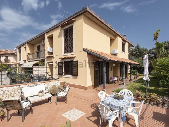 Case e ville in vendita di 224 m² in Via Duca degli Abruzzi, 205