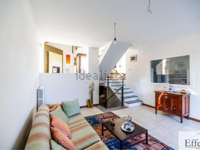 Case e ville in vendita di 224 m² in Via E. Stocchetti, 73
