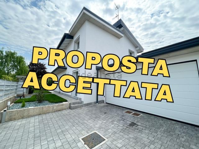 Case e ville in vendita di 224 m² in Via Firenze, 43