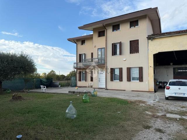 Case e ville in vendita di 224 m² in Via Piave, 451
