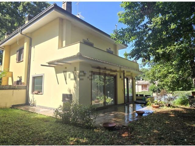 Case e ville in vendita di 224 m² in Viale degli Aceri