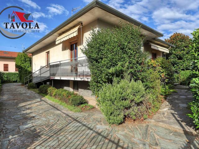 Case e ville in vendita di 225 m² in Via 4 Novembre, 48