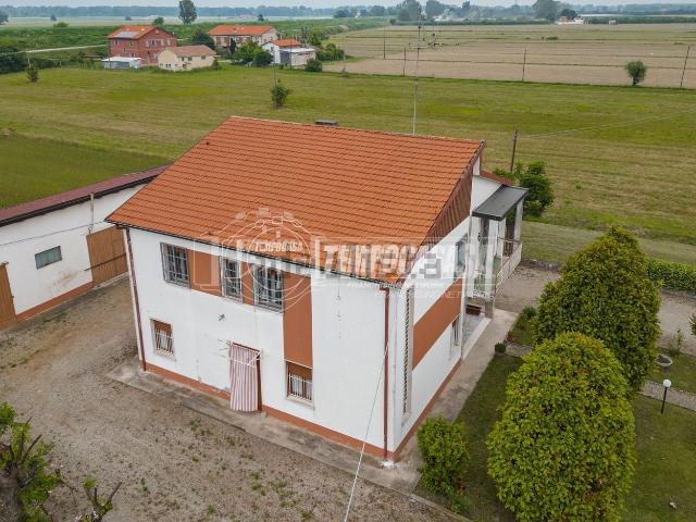 Case e ville in vendita di 225 m² in Via Cavalle, 42
