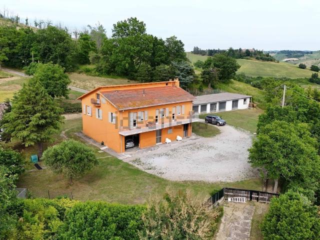 Case e ville in vendita di 225 m² in Via dei Pini, 10