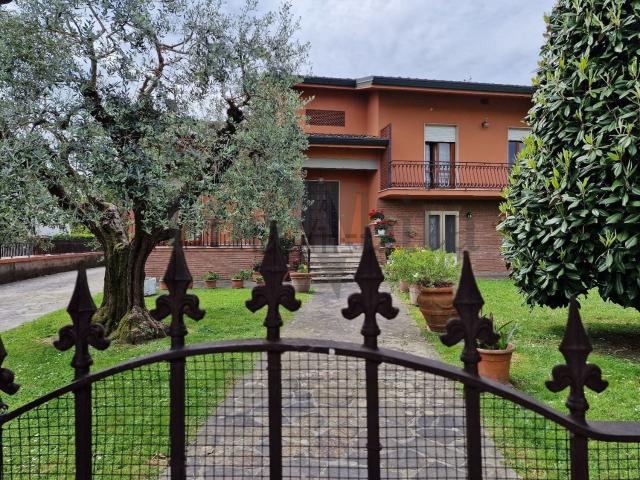 Case e ville in vendita di 225 m² in Via della Madonnina, 645