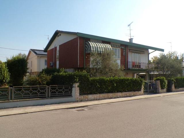 Case e ville in vendita di 225 m² in Via Fiorella, 47
