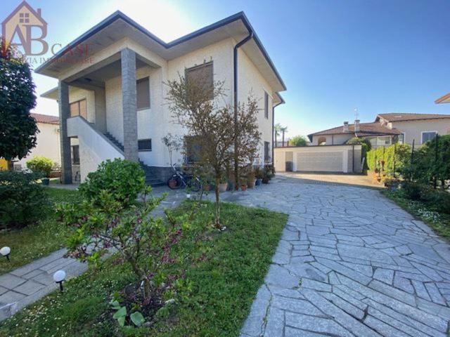 Case e ville in vendita di 225 m² in Via Mazzini, 8