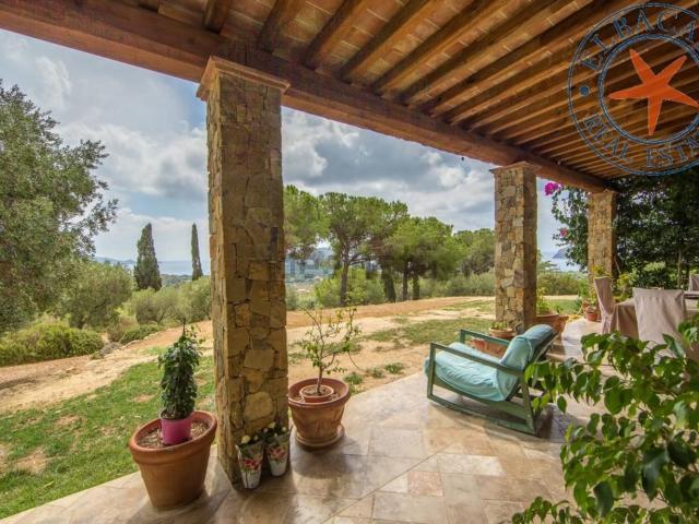 Case e ville in vendita di 225 m² in Via Madonna di Lacona
