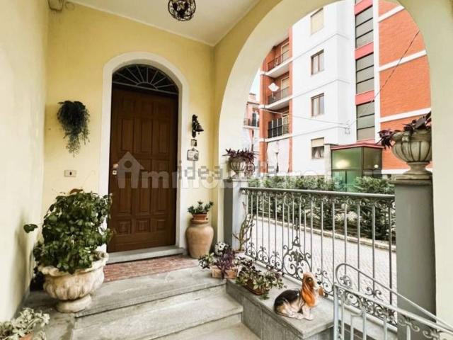 Case e ville in vendita di 225 m² in Via Peschiera, 9