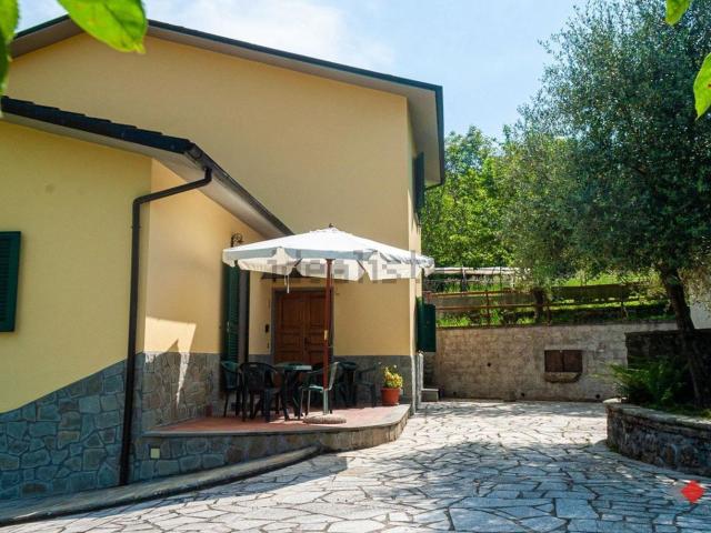 Case e ville in vendita di 225 m² in Via Pianaccio