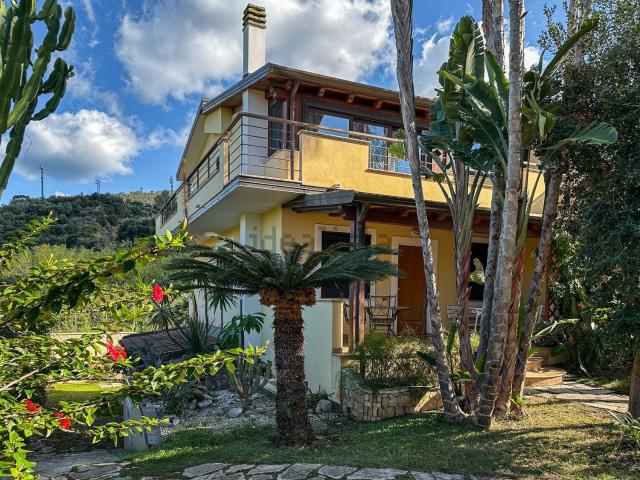 Case e ville in vendita di 225 m² in Via Torrente Bruca