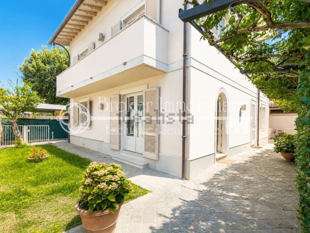 Case e ville in vendita di 225 m² in Via Versilia