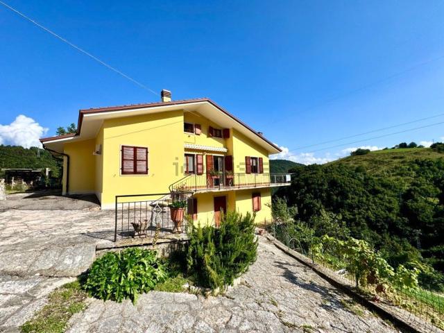 Case e ville in vendita di 225 m² in Località Fraine Basse