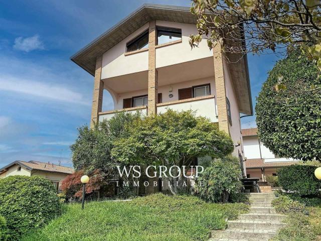 Case e ville in vendita di 226 m² in Via Conte Paolo Taverna, 35
