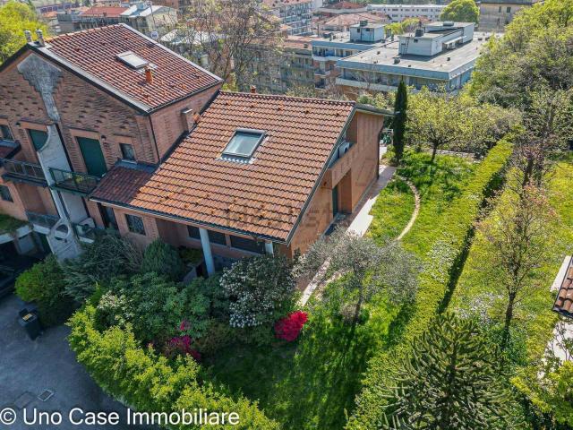 Case e ville in vendita di 226 m² in Via Chiusella