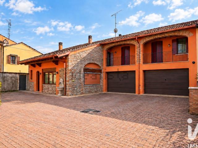 Case e ville in vendita di 226 m² in Via Circonvallazione