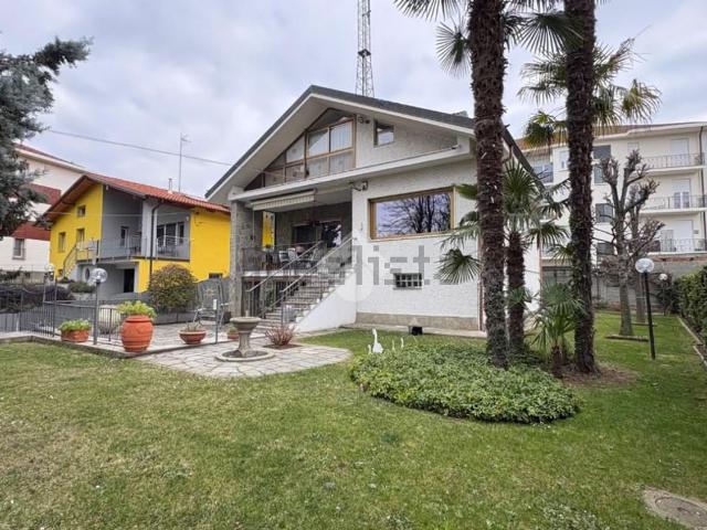 Case e ville in vendita di 226 m² in Via Bruere, 74