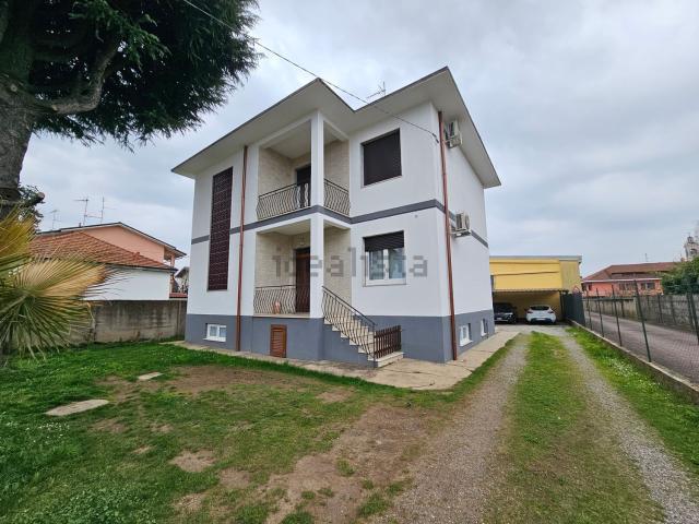 Case e ville in vendita di 226 m² in Via Giulio Verne