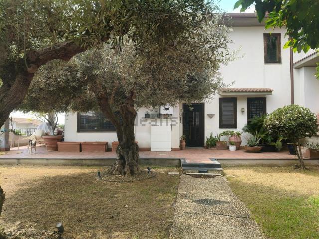 Case e ville in vendita di 226 m² in Via dei Ciclopi