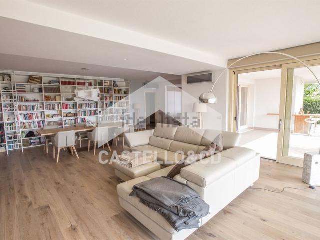 Case e ville in vendita di 226 m² in Via F. Crispi, 23