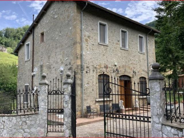 Case e ville in vendita di 226 m² in Via Peritano di Sotto, 2